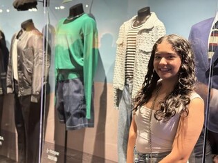 [르포] "BTS 입었던 옷만 봐도 좋아요"…LA 그래미박물관 몰려든 팬들