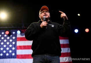 사냥모자·플리스·청바지…美민주 부통령 후보의 '패션 정치'