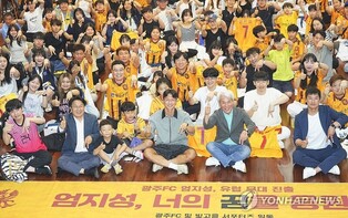 엄지성, 스완지시티 데뷔전서 선발 출전…팀은 0-1 패배