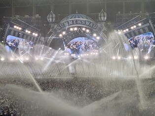 무더위, 물줄기로 날렸다…"인천 뛰어" 싸이 외침에 3만명 들썩