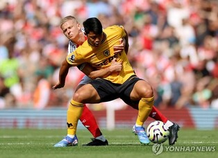 선방에 막힌 황희찬 첫 도움…울브스, 개막전 아스널에 0-2 패
