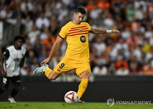 '레반도프스키 멀티골' 바르셀로나, 라리가 개막전 2-1 역전승