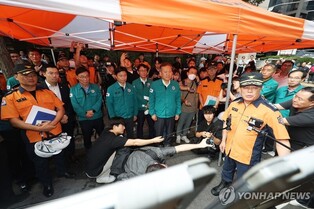 Interior minister visits site of hotel fire in Bucheon