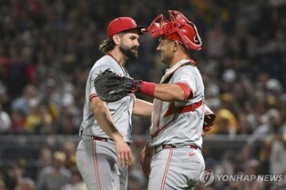 켈리 MLB 복귀전 세이브에 염경엽 LG 감독 "MLB의 임찬규네요"