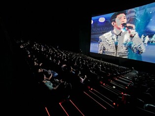 "영웅님 공연, 영화로 한 번 더 보려고"…하늘빛으로 물든 극장