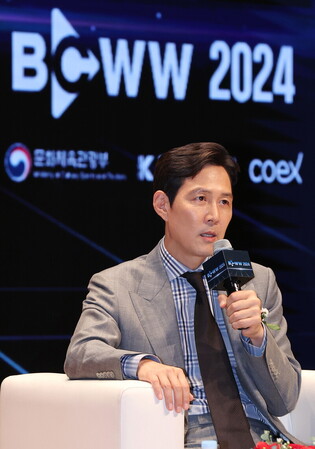 Photos of Lee Jung-jae attending a special session at BCWW