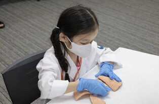 '경복궁 낙서' 어떻게 지웠을까…문화유산 보존 처리 현장 공개