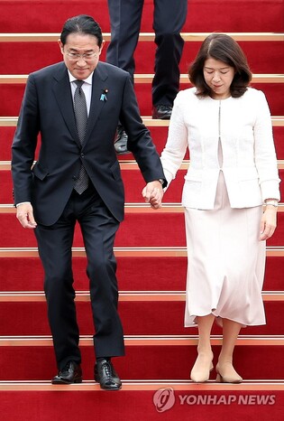 日연습생들 만난 日총리 부인 "K팝 일원 여러분이 일본의 자랑"