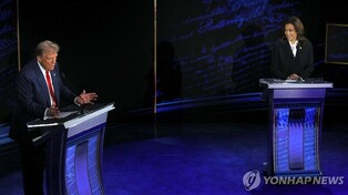 [美대선 TV토론] 꺼진 마이크 너머로 "뭐?" "거짓말" 끼어들기 난무