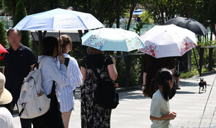 Tourists shield heat