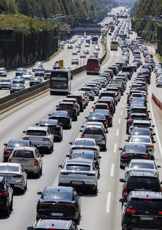 Heavy traffic on highway