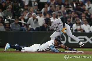 MLB서 날아오는 방망이 피하려 베이스 떠난 주자 황당 아웃