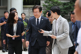 Opposition leader at court