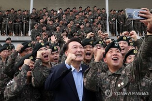 尹, 참모들에 영화 '무도실무관' 추천…"젊은 세대가 많이 보길"