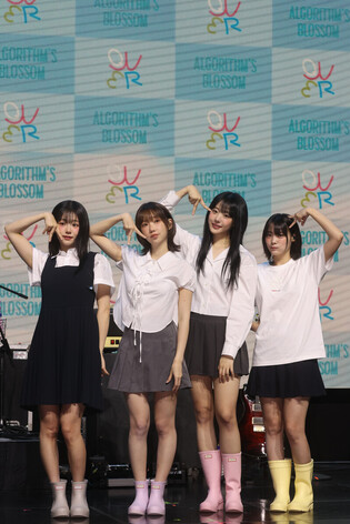 Photos from media showcase of 'QWER'