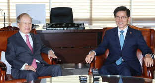 Labor minister meets biz leader