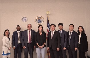 Science minister meets FCC chief