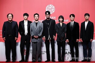 개막작부터 프리미어 상영·대형 광고까지…'OTT 판' 된 부국제