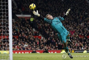 은퇴 번복한 폴란드 골키퍼 슈쳉스니, 바르셀로나 입단