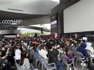 가을비도 꺾지 못한 열기…휴일 맞아 달아오른 부산국제영화제