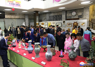 Sculpture, craftwork fest in N. Korea