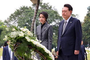 President, first lady pay respects to veterans