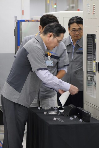 Samsung chief visits affiliate's branch in Philippines