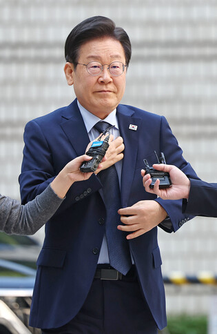Opposition leader at court