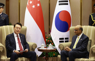 Yoon meets Singaporean president
