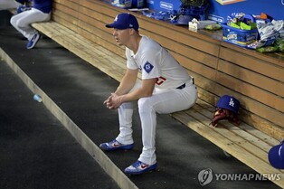 시계 도둑맞고, 홈런 두들겨 맞고…쓰레기통 던진 다저스 뷸러
