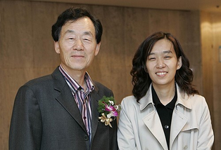Novelist Han Seung-won 'stunned' by daughter's Nobel Prize win