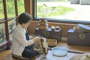 부부가 함께 엮은 왕골의 멋…유선옥 씨, 완초장 보유자 된다