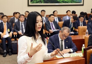 NewJeans' Hanni at parliament
