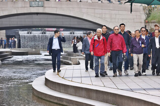 Ex-President Lee MB visits Cheonggye Stream