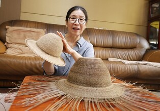 [다시! 제주문화] (95)'숨 쉬는 모자' 정동벌립 매력에 빠진 47년