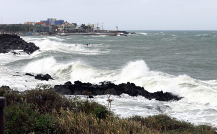 High waves hit Jeju