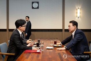 (2nd LD) Yoon promises to consider personnel reshuffle if problems found with aides