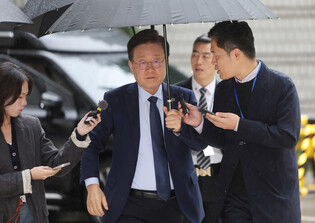 Opposition leader at court
