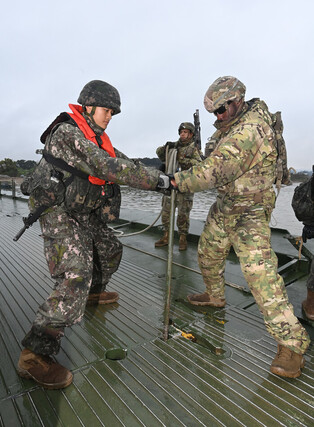 S. Korea-U.S. river-crossing drill