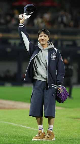 Photo of J-Hope throwing the first pitch at Game 2 of the Korean Series