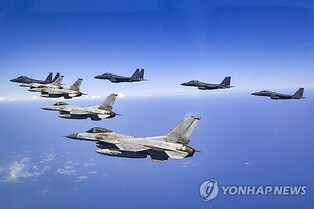 Air Force holds drills against large-scale aerial attack