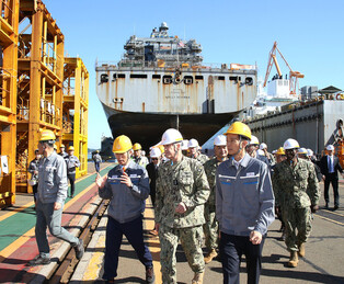 U.S. Pacific Fleet commander visits Hanwha Ocean shipyard