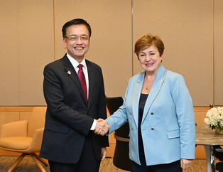 Finance minister meets IMF chief