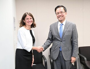 Finance chief vows to keep low state debt level in meeting with Moody's manager