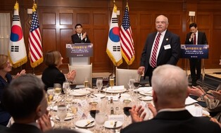 U.S. Korean War hero Dean Hess receives alliance award