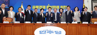 Lee with small biz owners