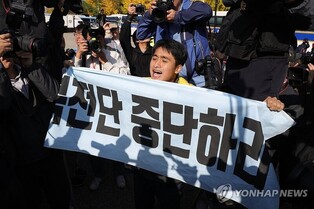 Abductee family group's leafleting plan blocked by protesting border residents, police