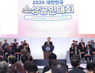 Yoon meets small biz owners