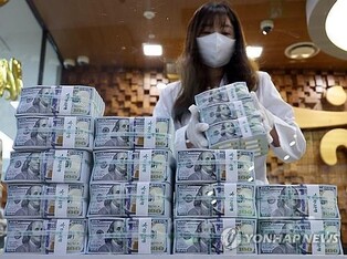 Foreign reserves snap 3-month rise in Oct. on strong dollar, dip in deposits