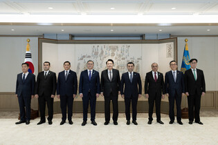 Yoon meets Central Asian diplomats